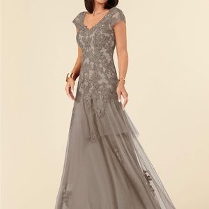New AZAZIE ROMY
Mermaid V-Neck Sequins Tulle Floor-Length Dress Taupe 6